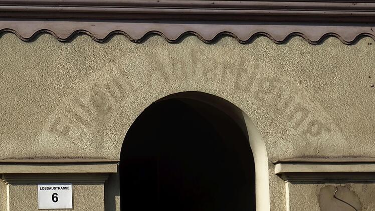 Kaum noch zu entziffern: An diesem Bahngebäude in der Lossaustraße wurde ehedem Eilgut-Abfertigung versprochen.
