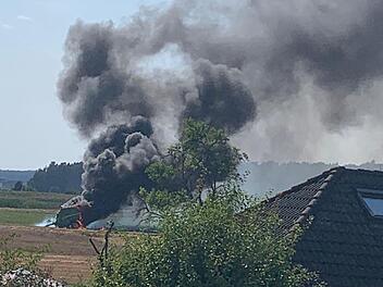 Die Rauchsäule war von weitem zu sehen.  Foto: Freiwillige Feuerwehr Heroldsbach/Thurn