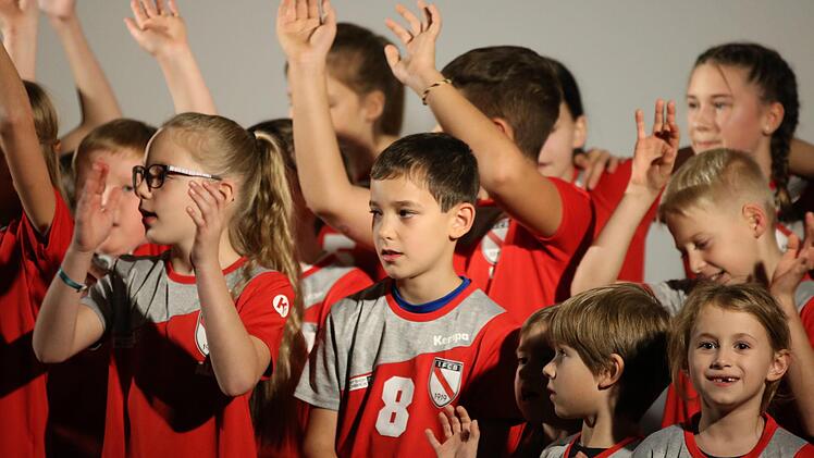Zum 100. Geburtstag des FC Bad Brückenau präsentierte der Nachwuchs des Vereins ein selbst komponiertes Geburtstagsständchen auf der Bühne. Foto: Sebastian Schmitt