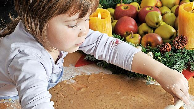 Mit gesunden Zutaten üben Kinder bei der Adventsbäckerei den richtigen Umgang mit Süßem.