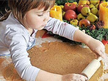 Mit gesunden Zutaten &uuml;ben Kinder bei der Adventsb&auml;ckerei den richtigen Umgang mit S&uuml;&szlig;em.