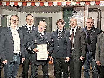 Ehrung bei der Feuerwehr Katschenreuth (von links): Stadtrat Lothar Seyfferth, Kommandant Michael Nützel, 3. Bürgermeister Ralf Hartnack, KBR Thomas Hoffmann, Bernd Beierlein, Vorständin Nadja Herold, stv. Landrat Jörg Kunstmann, 2. Bürgermeister ...