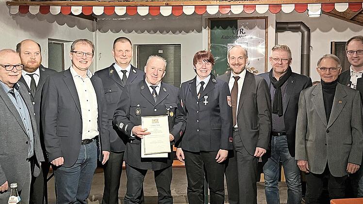 Ehrung bei der Feuerwehr Katschenreuth (von links): Stadtrat Lothar Seyfferth, Kommandant Michael Nützel, 3. Bürgermeister Ralf Hartnack, KBR Thomas Hoffmann, Bernd Beierlein, Vorständin Nadja Herold, stv. Landrat Jörg Kunstmann, 2. Bürgermeister ...