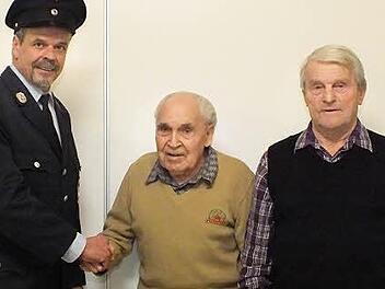 Vorsitzender Friedrich Geis gratuliert Johann Metz und Edwin Voll (von links) für die langjährige Mitgliedschaft. Foto: Björn Hein