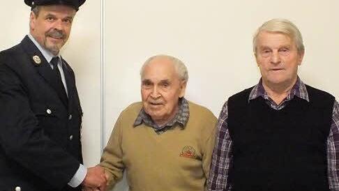 Vorsitzender Friedrich Geis gratuliert Johann Metz und Edwin Voll (von links) für die langjährige Mitgliedschaft. Foto: Björn Hein