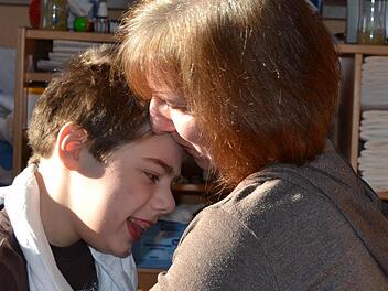 Bei seiner Mutter fühlt sich Nikolas am wohlsten. Fotos: Christiane Lehmann