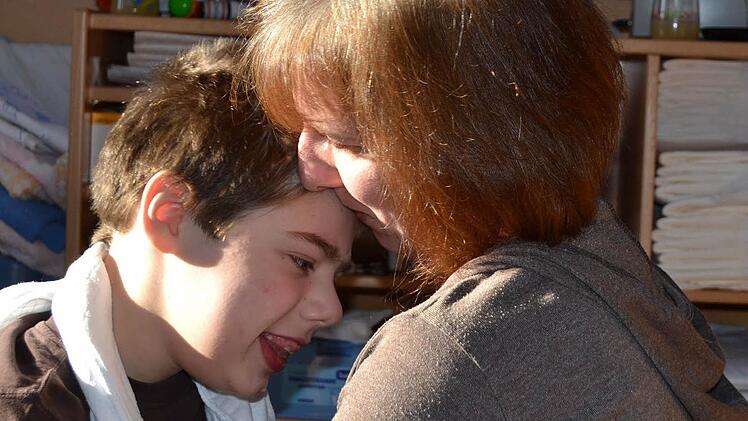 Bei seiner Mutter fühlt sich Nikolas am wohlsten. Fotos: Christiane Lehmann