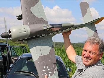 Ein deutscher Jagdflieger vom Typ Focke-Wulf FW190 aus dem Zweiten Weltkrieg ist das Vorbild für das Modell von Stefan Wallenstein aus Darmstadt. Er ist einer von knapp zwei Dutzend Modellflugfreunden, die jedes Jahr nach Fuchsstadt kommen. Fotos: Gerd Schaar