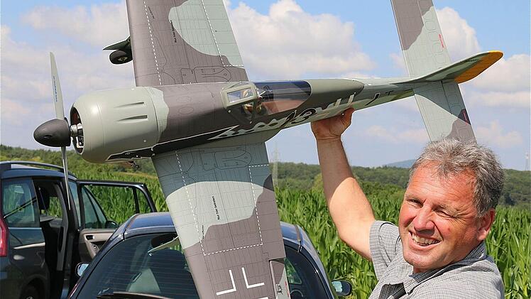 Ein deutscher Jagdflieger vom Typ Focke-Wulf FW190 aus dem Zweiten Weltkrieg ist das Vorbild für das Modell von Stefan Wallenstein aus Darmstadt. Er ist einer von knapp zwei Dutzend Modellflugfreunden, die jedes Jahr nach Fuchsstadt kommen. Fotos: Gerd Schaar