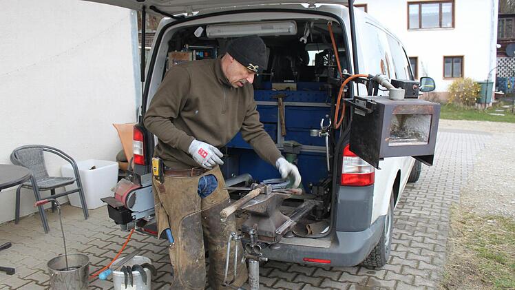 Stephan Hellgrewe sucht die richtigen Hufeisen aus. Foto: Carmen Schwind
