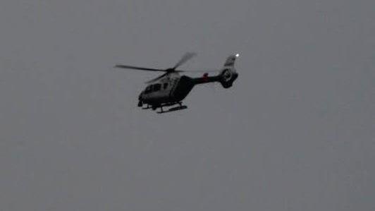 Bis zum Einbruch der Dunkelheit kreiste der Polizeihubschrauber auf der Suche nach dem Räuber über dem Kulmbacher Stadtgebiet.  Foto: Matthias Beetz
