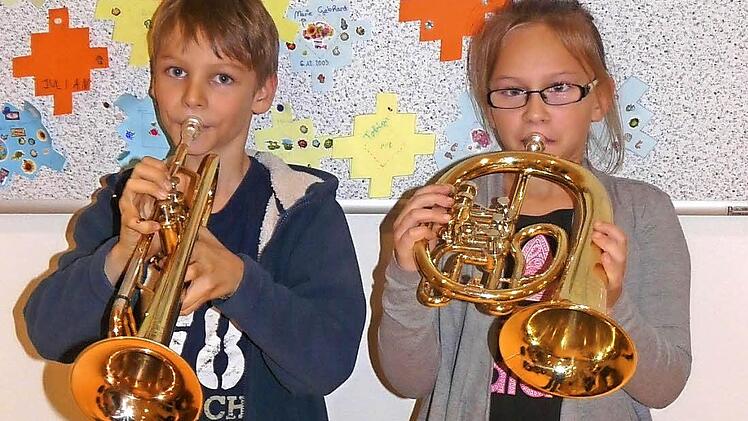 Die jungen Bläser dürfen beim Konzert zum ersten Mal mit den Erwachsenen auftreten. Fotos: Paul Pöhlmann