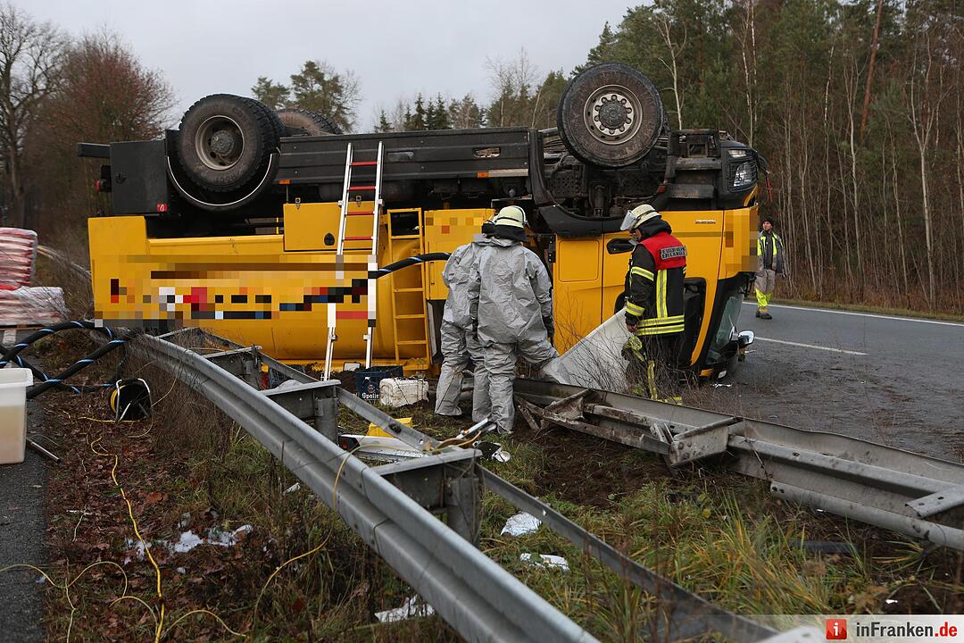 Erlangen: Tanklaster kippt um
