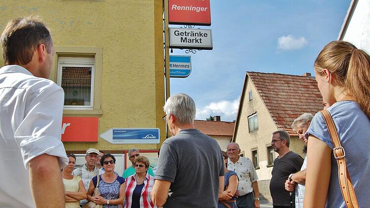 Gedanken über die örtliche Nahversorgung machten sich die Spaziergänger vor dem früheren Kaufhaus Renninger.  Foto: Sigismund von Dobschütz