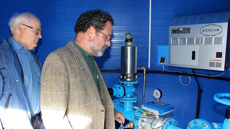 Die Brunnenstube besichtigen Stadtrat Georg Schockel und Förster Wolfgang Göbel (v. l.), in dessen Forstrevier die Tiefbrunnen niedergebracht wurden.Evi Seeger