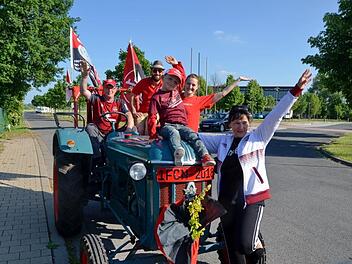 So viel Glücksgefühl war lange nicht mehr bei den Club-Anhängern, die in Hirschaid  auf dem Oldtimer-Traktor zur Aufstiegsfeier rollten.Andrea Spörlein