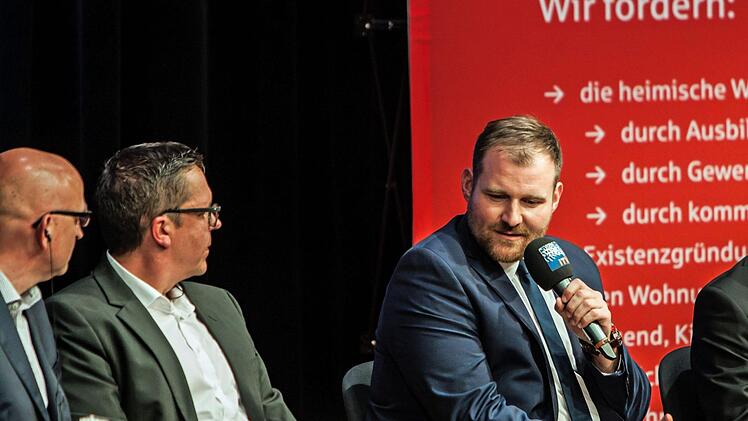 Reges Publikumsinteresse verzeichnete der Regionentalk am Mittwoch im bestens besuchten Coburger Kongresshaus. Die acht Direktkandidaten für die Landtagswahl stellten sich kritischen Fragen. Moderiert wurde der Abend von  den Redaktionsleitern Oliver Schmidt (Coburger Tageblatt) und Thomas Apfel (Radio Eins).Foto: Jochen Berger