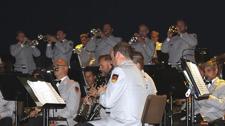 Direkt im Anschluss an eine Tournee durch England und Moldawien traten die 56 Musiker des Heeresmusikkorps Veitshöchheim in der Nordwaldhalle in Nordhalben auf und gaben ein beeindruckendes Konzert.Michael Wunder