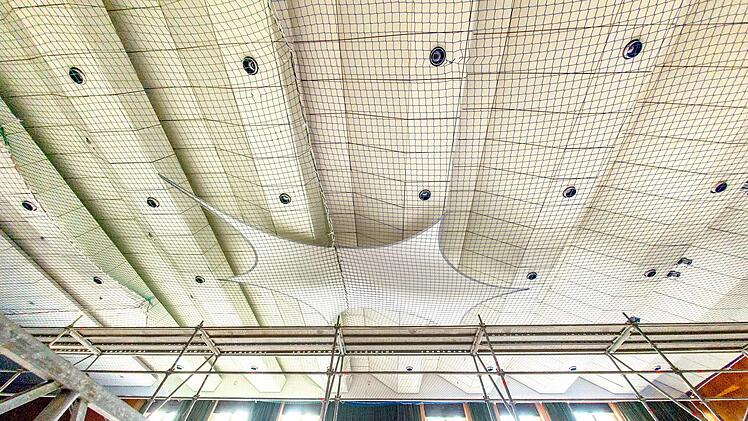 Die Decke der Stadthalle wird saniert. Die Arbeiten werden sich vermutlich &uuml;ber den ganzen August hinziehen. Ein gro&szlig;es Netz wurde eingesetzt, damit die Deckenteile nicht herunterfallen.  Foto: Anand Anders