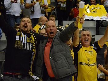 Nicht alle Anhänger des HSC 2000 Coburg sind so euphorisch wie diese drei treuen Mitglieder des Fanclubs Veste Nord. Der Stachel der Enttäuschung wegen des auf der Zielgerade 2019 noch verspielten Aufstieges steckt bei manchem HSCler nämlich tiefer als man glaubt. Mit einem weiteren Heimsieg am Samstagabend gegen den TV Hüttenberg können die Spieler ihr Publikum allerdings wieder ein stückweit mehr vom Aufstieg in die 1. Bundesliga überzeugen. Foto: Michael Weiß