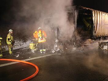 Ein brennender Lkw sorgt am Mittwoch auf der A7 für erhebliche Behinderungen. Symbolbild: News5/Fricke