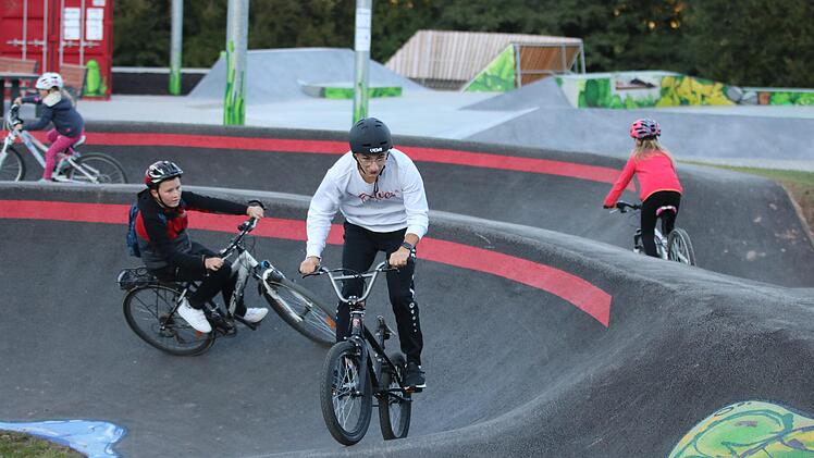 Marlon Benkert aus Wildflecken testet den Pumptrack in Bischofsheim. Foto: Sebastian Schmitt