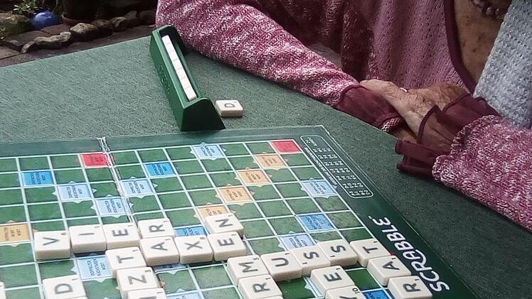 Die 91- jährige Friedel Wagner leidet unter der Einsamkeit in der Corona-Pandemie, ob beim Scrabble oder Kaffeetrinken.  Foto: Karl-Heinz Hofmann