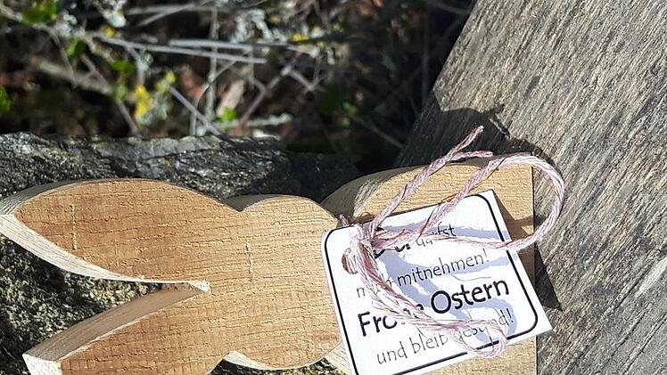 Osterhäschen zum Mitnehmen warteten am Sonntag oberhalb des Goldgrunds auf vorbeikommende Spaziergänger.Foto: Monika Beudert
