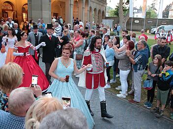 Quellenkönigin Ann-Sophie Brath und Timo Baier als Fürst Rákóczi führten die Gläserpolonaise durch den Kurgarten an. Foto: Ralf Ruppert