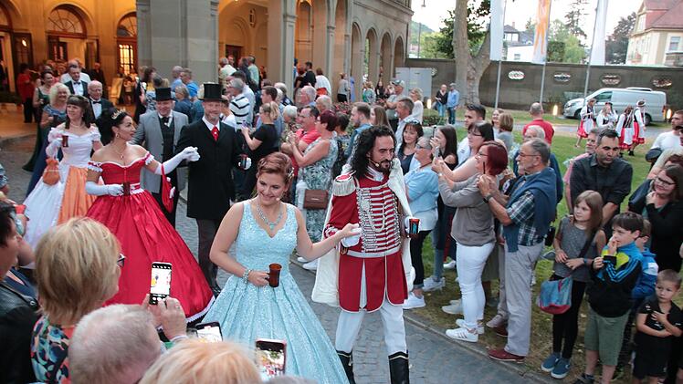Quellenkönigin Ann-Sophie Brath und Timo Baier als Fürst Rákóczi führten die Gläserpolonaise durch den Kurgarten an. Foto: Ralf Ruppert