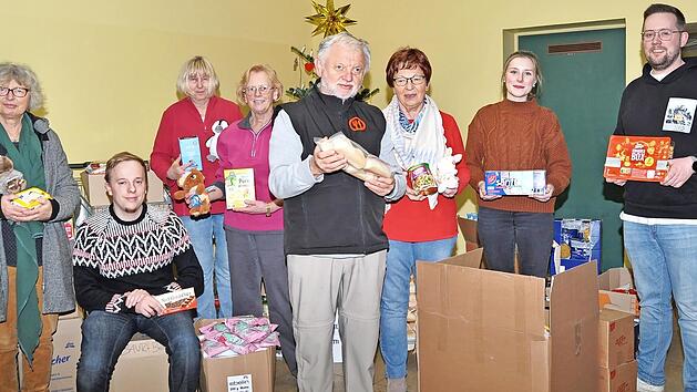 Mit einem ganzen Sprinter voller lange haltbarer Lebensmittel, S&uuml;&szlig;waren, Drogerieartikeln und Pl&uuml;schtieren ist die Tafel Burgkunstadt bedacht worden. Das Tafel-Team bedankt sich herzlich (von links): Ulrike Kuhn (Tafel), Raymon Beuschel (Baur-Gru...