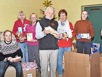Mit einem ganzen Sprinter voller lange haltbarer Lebensmittel, Süßwaren, Drogerieartikeln und Plüschtieren ist die Tafel Burgkunstadt bedacht worden. Das Tafel-Team bedankt sich herzlich (von links): Ulrike Kuhn (Tafel), Raymon Beuschel (Baur-Gru...