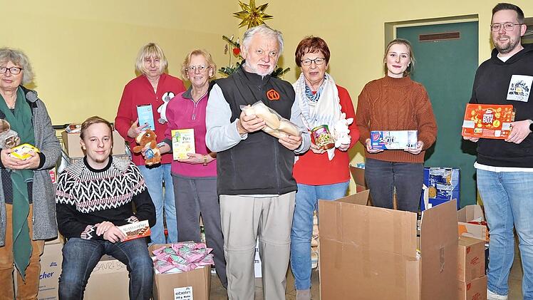 Mit einem ganzen Sprinter voller lange haltbarer Lebensmittel, Süßwaren, Drogerieartikeln und Plüschtieren ist die Tafel Burgkunstadt bedacht worden. Das Tafel-Team bedankt sich herzlich (von links): Ulrike Kuhn (Tafel), Raymon Beuschel (Baur-Gru...