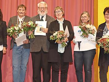 Für besondere Verdienste wurden von Bürgermeisterin Christine Frieß (links) ausgezeichnet (von links): Hans Bornschlegel, neuer Träger der silbernen Bürgermedaille, Pfarrer Heinz Geyer und Angelika Geyer, neue Träger des Goldenen Stadtsiegels, und...