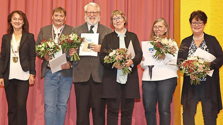 Für besondere Verdienste wurden von Bürgermeisterin Christine Frieß (links) ausgezeichnet (von links): Hans Bornschlegel, neuer Träger der silbernen Bürgermedaille, Pfarrer Heinz Geyer und Angelika Geyer, neue Träger des Goldenen Stadtsiegels, und...