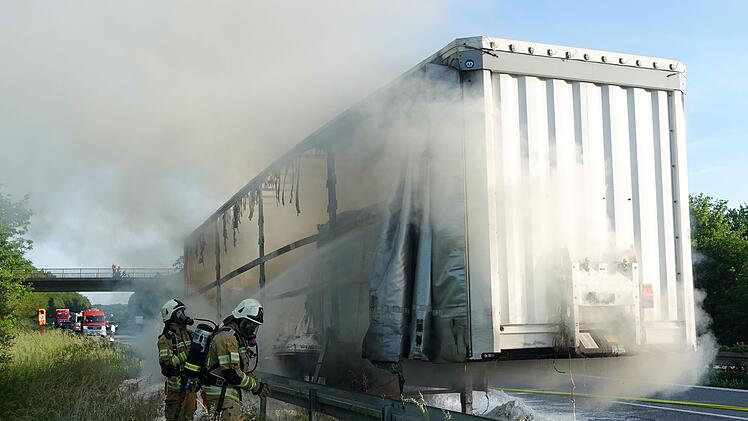 Lkw brennt auf A70 aus - Feuerwehr spricht nach Einsatz Lob aus