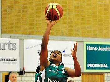 Die  DJK-Topwerferin Janae Young in Herne auf dem Weg zu zwei ihrer insgesamt 27 Punkte Foto: Peter Groh