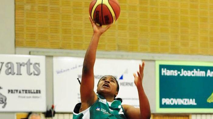 Die  DJK-Topwerferin Janae Young in Herne auf dem Weg zu zwei ihrer insgesamt 27 Punkte Foto: Peter Groh