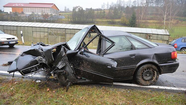 Gleich drei Autos waren Dienstagmorgen an einem Unfall beteiligt, der zwischen Dankenfeld und Priesendorf passierte. Alle Fotos: Ronald Rinklef