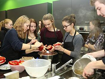 Mit Hackfleisch gefüllte Paprika und Krautwickel: Schon das Probekochen war für die Schüler eine Herausforderung. Foto: Barbara Herbst