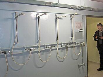 Nicht mehr zeitgemäß und nicht geeignet für die längere Unterbringung von Menschen sind die Sanitäreinrichtungen unter der Adam-Riese-Halle. Das Hilfskrankenhaus war Anfang der 1980er Jahre für einen möglichen Atomkrieg konzipiert worden. Fotos: Matthias Einwag