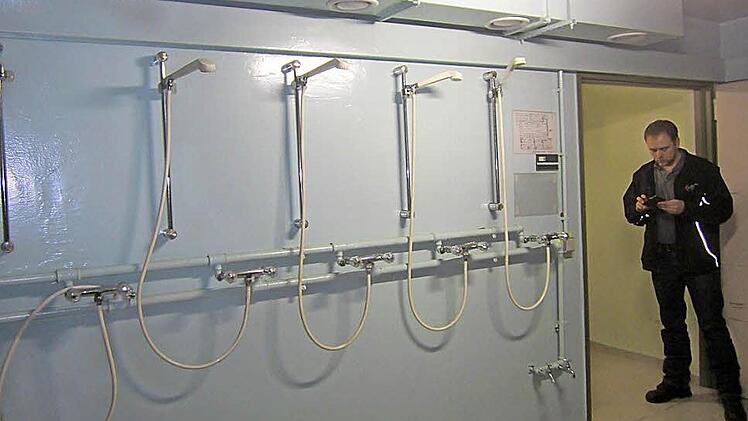 Nicht mehr zeitgemäß und nicht geeignet für die längere Unterbringung von Menschen sind die Sanitäreinrichtungen unter der Adam-Riese-Halle. Das Hilfskrankenhaus war Anfang der 1980er Jahre für einen möglichen Atomkrieg konzipiert worden. Fotos: Matthias Einwag