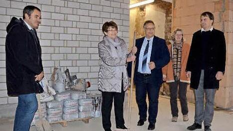 Rundgang durch die Baustelle (von links): Rainer Maier, Leiter der VHS, Elke Protzmann, Martin Stingl, Michaela Probst-Steinmann und Architekt Florian Kirfel.