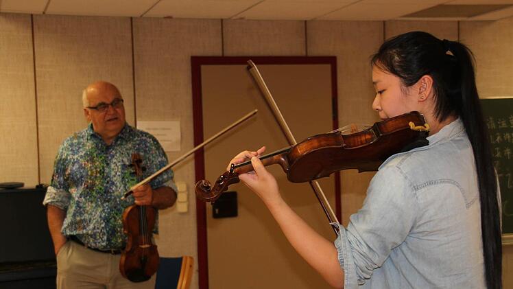 Einzelunterricht mit dem k&uuml;nstlerischen Leiter Adam Kostecki. Die &auml;lteren Sch&uuml;ler haben statt Mama Dolmetscher dabei.  Foto: Kerstin V&auml;th