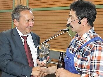 Matthias Herrmann (rechts) überbrachte die Glückwünsche der Bürger an Norbert Gräbner (links).  Foto: Veronika Schadeck