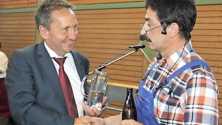 Matthias Herrmann (rechts) überbrachte die Glückwünsche der Bürger an Norbert Gräbner (links).  Foto: Veronika Schadeck