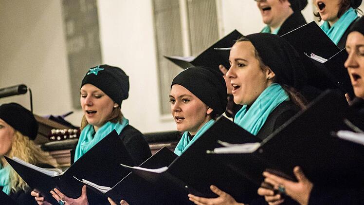 In der Heilig-Kreuz-Kirche begeisterte das "Vocalensemble Coburg" unter der Leitung von Stefanie Berg mit einem außgergewöhnlich vielseitigen Programm. Foto: Jochen Berger