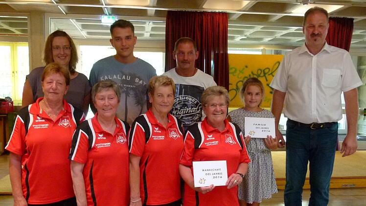 Die sportlichste Familie (hinten, von links) Sabrina, Max, Stefan und Selina Forkel mit der Mannschaft des Jahres (vorne, von links) Heidi Baum, Ingeburg Schlag, Renate Dellert und Helga Beez. Rechts Zweiter Bürgermeister Frank Weber (rechts) Foto: Lothar Weidner