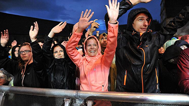 Echte Fans kennen kein schlechtes Wetter.Foto: Helmut Ölschlegel