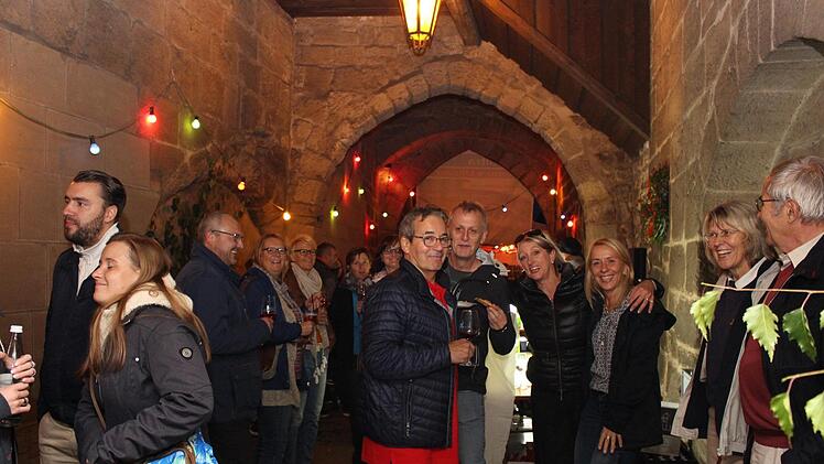 Geselligkeit war beim Höchstadter Weinfest Trumpf.  Foto: Evi Seeger